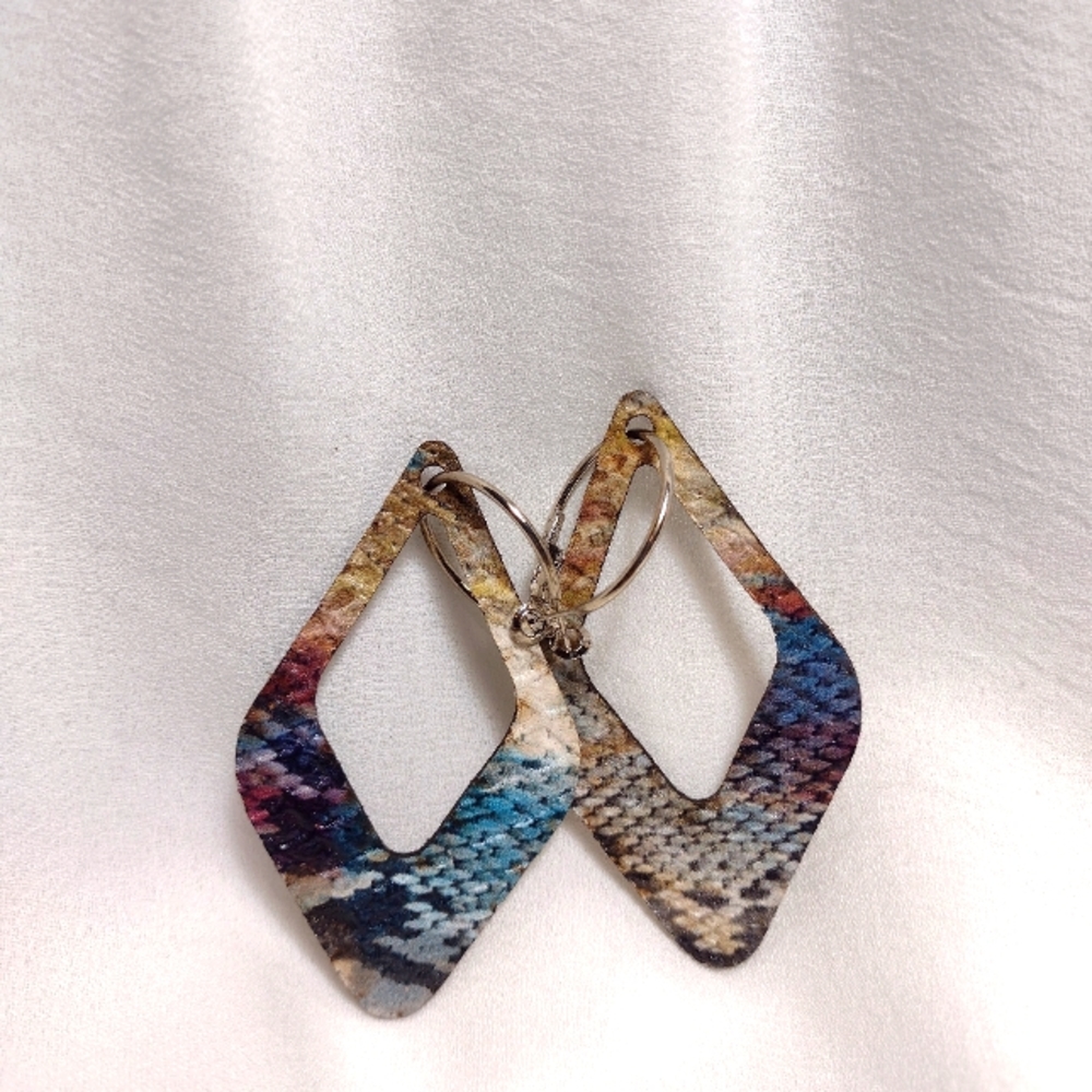 Adorable earrings 👀